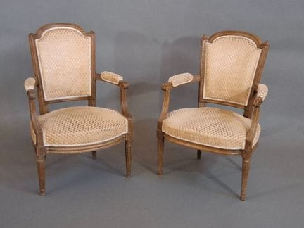 Deux fauteuils formant paire en bois mouluré et sc