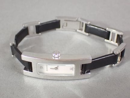 GUCCI. Montre de dame modèle “3900L” en acier. Boi