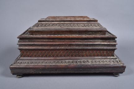 Grand coffret à bijoux en bois sculpté à étagement