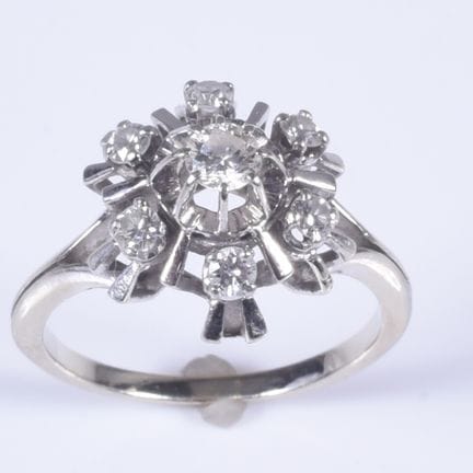 Bague en or gris ornée d'un diamant taille ronde (