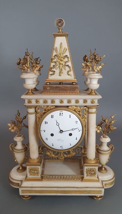 Pendule-reliquaire de forme portique en marbre bla