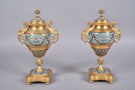 ***Paire de cassolettes en bronze doré et émail cl
