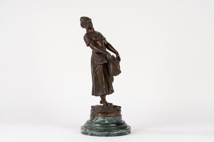 意大利画派，19世纪——《花纹围裙》

青铜雕塑，置于绿色大理石底座上
34.5 × 11.5 × 