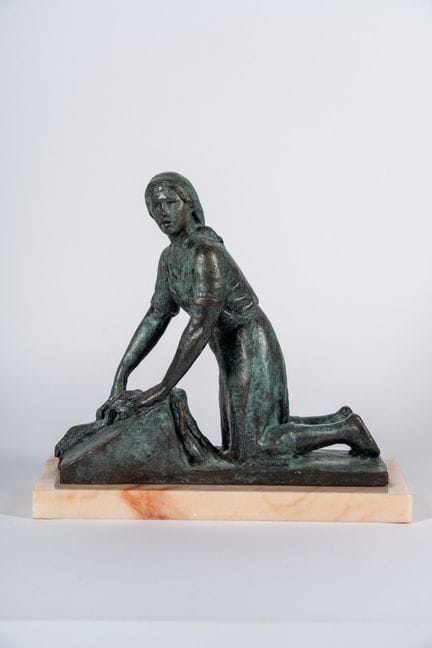 蒂莫·博尔托洛蒂（达尔福 1884年—米兰 1954年）  - 《洗衣妇》

青铜雕塑，置于大理石底