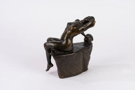 20世纪初欧洲流派——《铭记死亡》

青铜雕塑
24.5 × 23 × 12 厘米
底座上签名