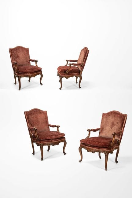 Cuatro sillones de nogal tallado. Venecia, siglo X