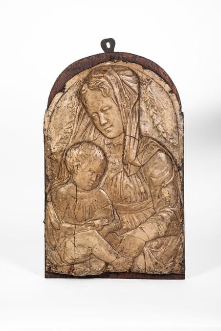 Bajorrelieve en estuco que representa a la Virgen 