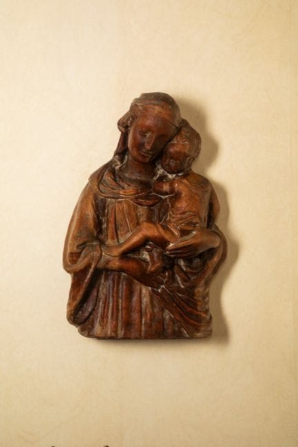 Bajo relieve de terracota patinada, de medio cuerp