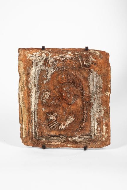 Relieve de terracota que representa a la Virgen co