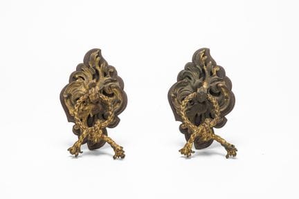 Par de aldabas de bronce dorado con volutas foliad
