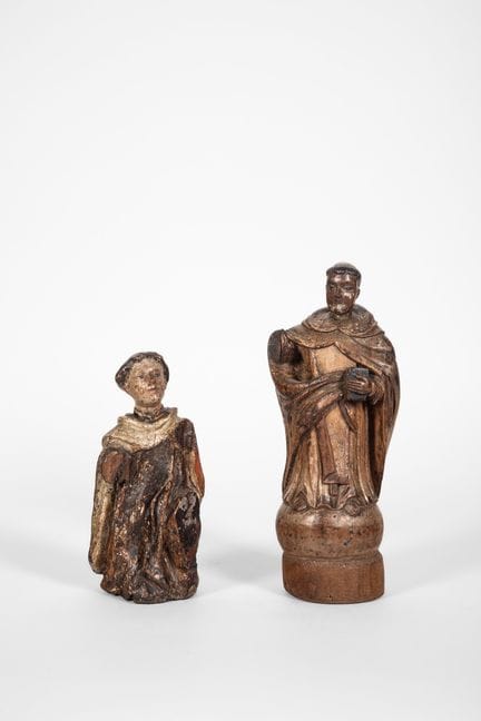 Dos estatuillas de madera tallada que representan 