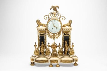 Reloj de pórtico de mármol y bronce dorado. Franci