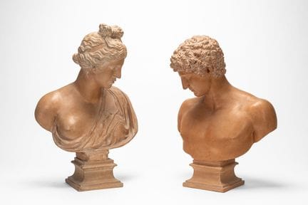 Dos bustos de terracota patinada.

65 cm de altura