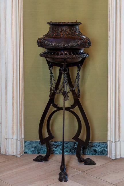Maceta de hierro y bronce. Siglo XIX.

Altura tota