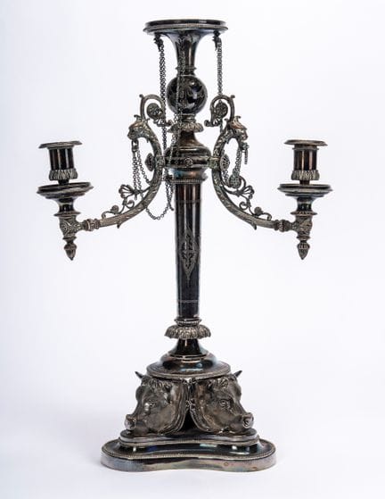 Gran candelabro de tres brazos bañado en plata. Fi