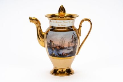 Porcelain coffee pot. French manufacture, early 19