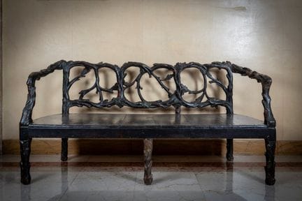 Sofá de madera natural lacada y pintada. Venecia, 