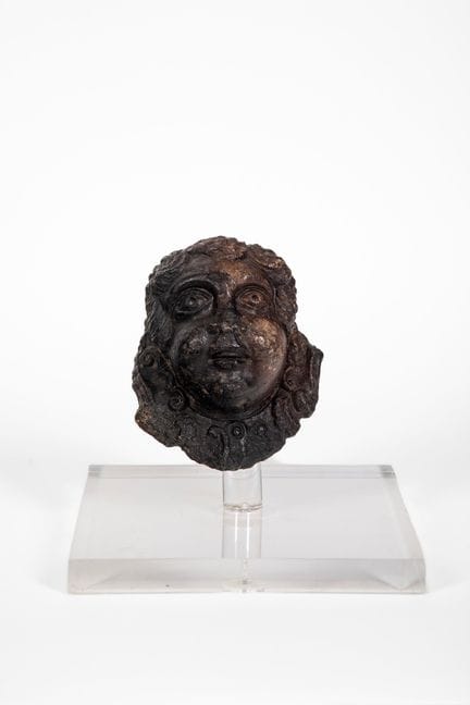 Elemento decorativo de piedra que representa un ro
