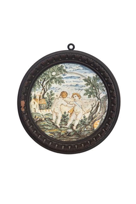 Plato de mayólica policromada con motivos decorati