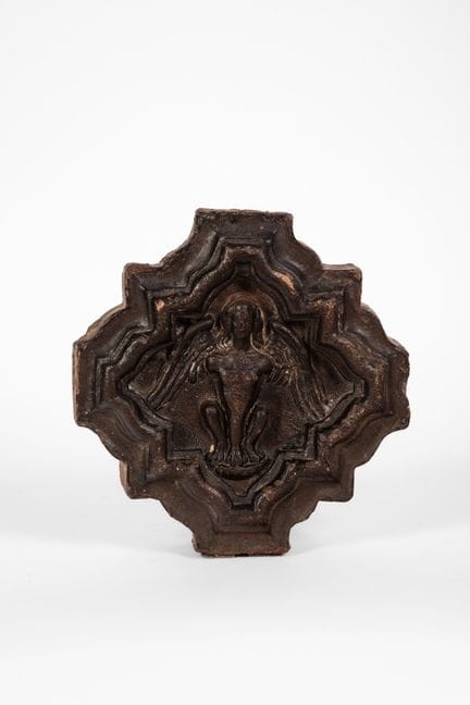 Azulejo de terracota patinado que representa una a