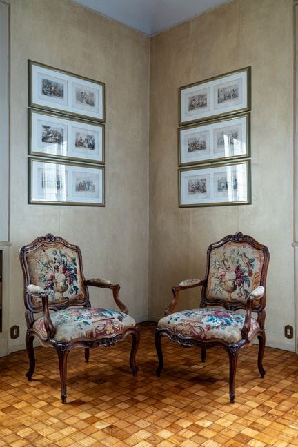 Un par de sillones de nogal con respaldos, asiento
