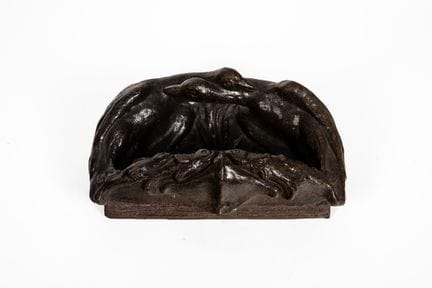 Pequeña pila ornamental de piedra tallada con cisn