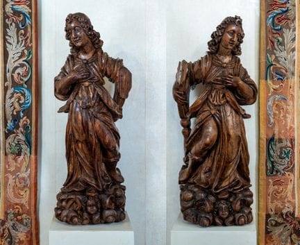 Pareja de ángeles tallados en madera. Génova, sigl