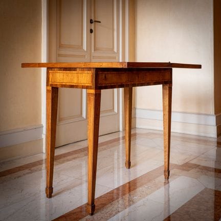 Mesa de juego chapada, con incrustaciones y con pa