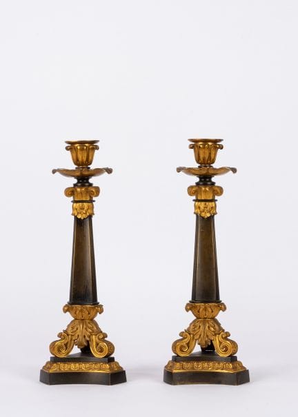 Par de candelabros de metal dorado y bronce, siglo