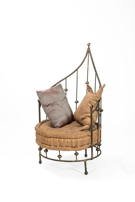 Asiento «Canopy» de hierro y latón 

Altura: 118 c