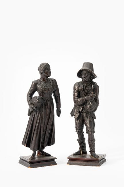 Dos figuras de madera tallada y lacada. Alto Vénet