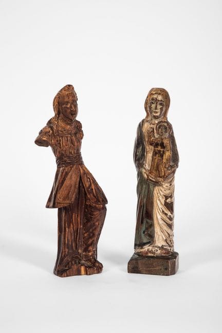 Dos estatuillas devocionales de madera tallada, si