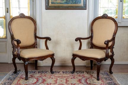 Par de sillones de nogal. Siglo XVIII.

Altura: 11