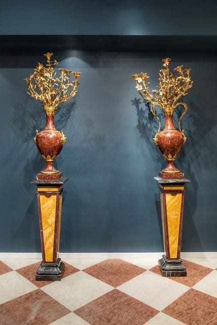 Par de candelabros de gran tamaño en mármol rojo g