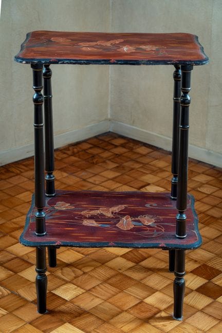 Mesa de centro de madera ebonizada y lacada. Siglo
