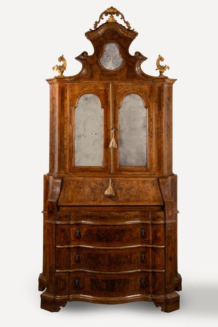 Mueble de dos piezas con forma ondulada, chapado e