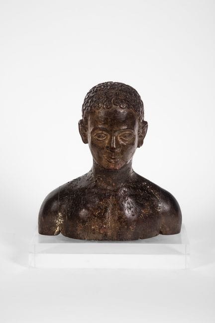 Medio busto de un joven, tallado en madera de noga