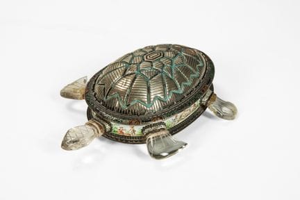 A tortoise-shaped box made of rock crystal and pol