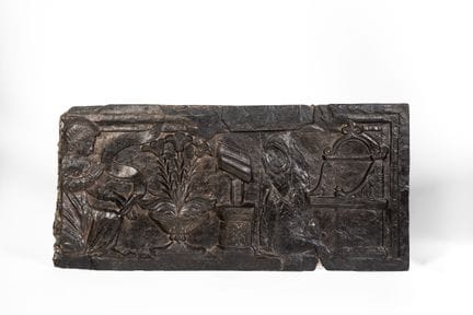 Bajorrelieve en pizarra que representa la Anunciac