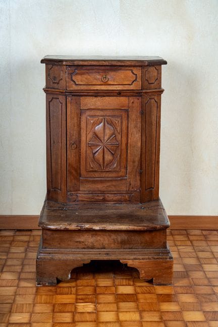 Genuflexorio de nogal. Piamonte, siglo XVIII.

87 