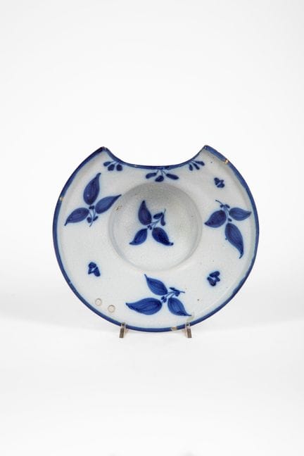 Una palangana de majólica decorada en azul, propia