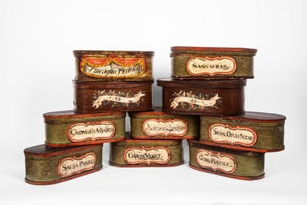 Colección de diez cajas de botica de madera pintad