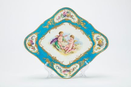 A diamond-shaped porcelain plate with a mixed-line
