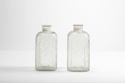 Un par de botellas de cristal tallado con motivos 
