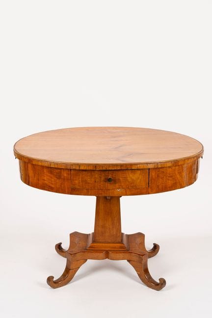 Mesa chapada con tablero ovalado. Siglo XIX. 

78 