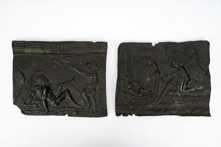 Dos paneles de bronce que representan al joven Hér
