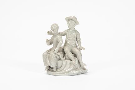 Conjunto de porcelana que representa una escena ro