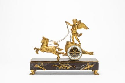 Reloj de mesa de mármol y bronce dorado, principio