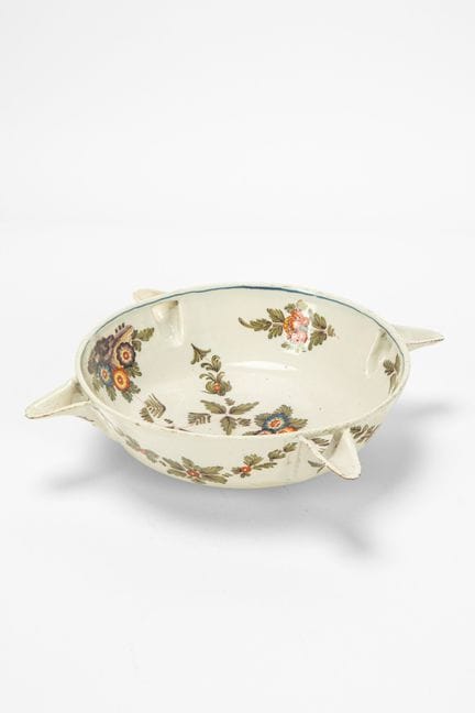 Cuenco de mesa con cuatro picos, de mayólica polic