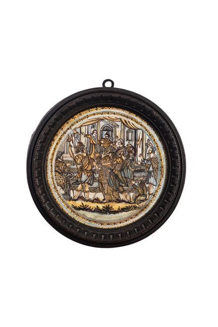 Soporte de mayólica policromada con motivos histór